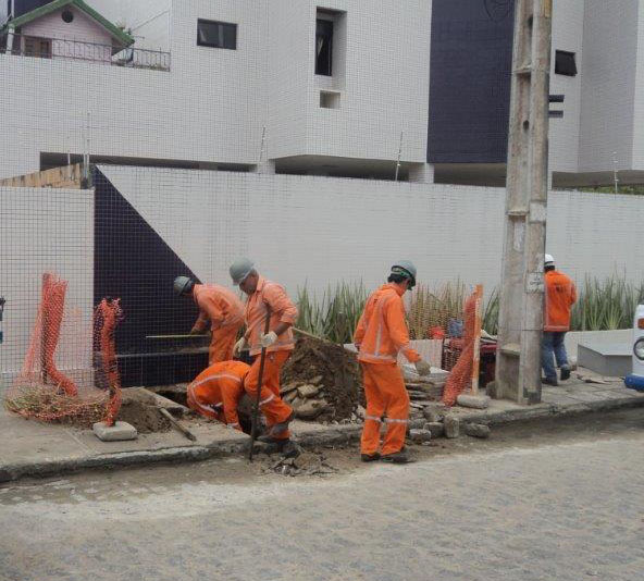 Trabalhadores na obra de instalação do GN para o edifício Hannover