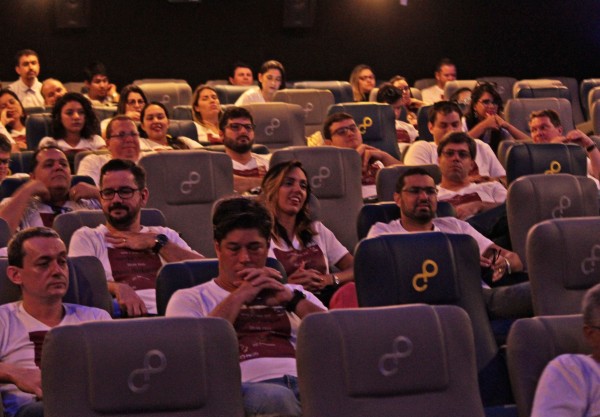 Funcionário nas cadeiras do cinema